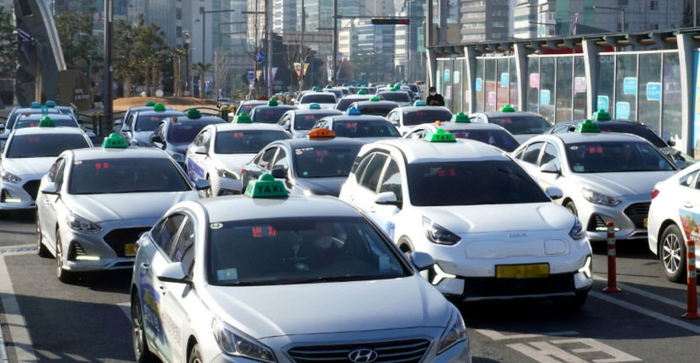 대구 동대구역 앞 도로에 늘어서 있는 택시들 모습. 영남일보DB