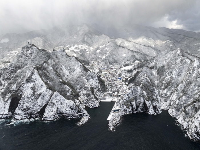26일 새벽부터 오전 사이 울릉군에  많은 눈이 집중되면서 일부 지역에서는 최대 30cm 안팎의 적설이 기록됐다. 울릉 도동항 일대 전경. 울릉군 제공