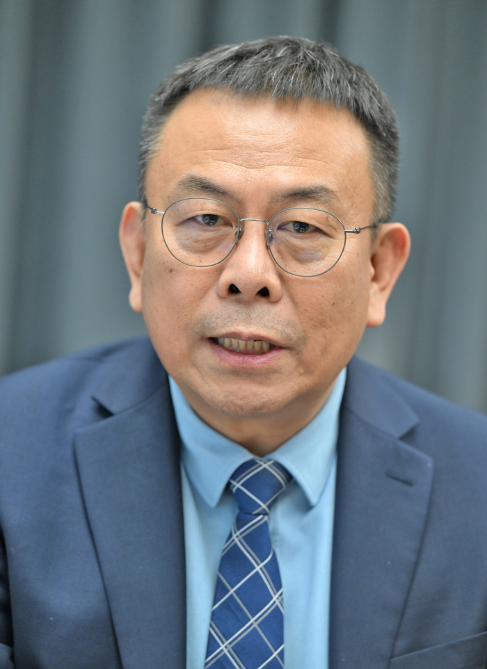 중국을 대표하는 미세수술 전문가인 왕정타오 산둥성 인민병원 수부·족부외과 주임교수가 손가락 재건수술에 대해 설명하고 있다.이지용기자 sajahu@yeongnam.com