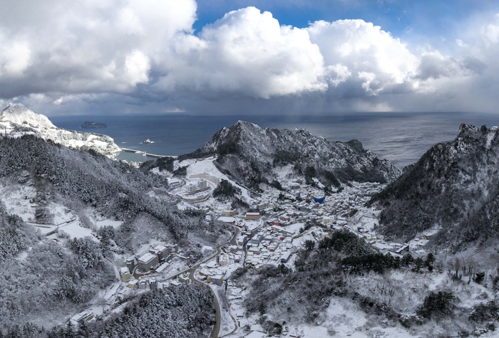 26일 새벽부터 오전 사이 울릉군에  많은 눈이 집중되면서 일부 지역에서는 최대 30cm 안팎의 적설이 기록됐다. 울릉 도동 일대 전경. 울릉군 제공