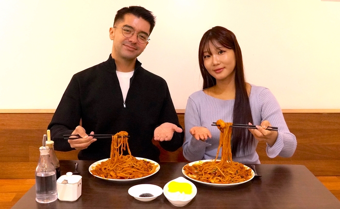 칠레에서 온 크리스와 경기도에서 온 직장인 서영현씨가 대구 중화반점 야끼우동을 시식해보고 있다. 이나영 기자