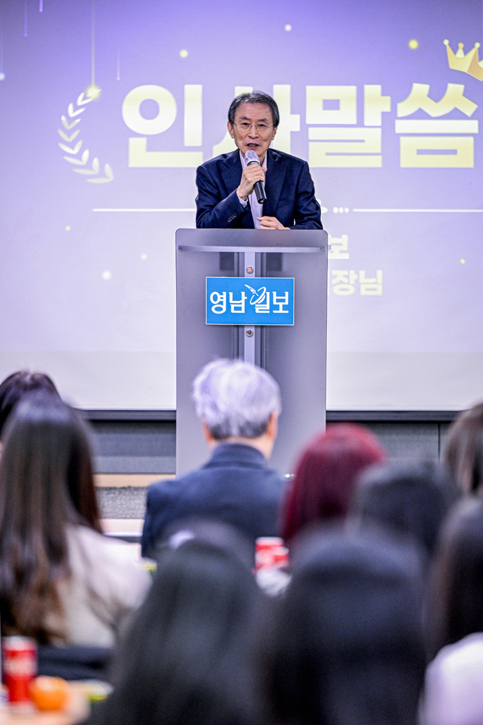 26일 대구시 동구 영남일보 본사 대강당에서 열린 희망인재프로젝트 송년의 밤에 참석한 배성로 영남일보 회장이 인사말을 하고 있다. 
이현덕기자 lhd@yeongnam.com