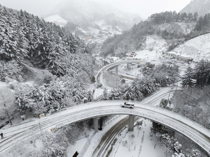 26일 새벽부터 오전 사이 울릉군에  많은 눈이 집중되면서 일부 지역에서는 최대 30cm 안팎의 적설이 기록됐다. 울릉 도동 일대 전경. 울릉군 제공