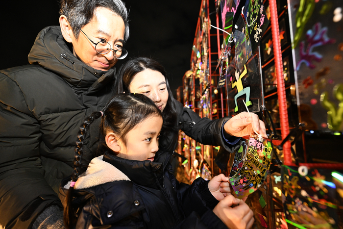 27일 오후 대구 수성구 수성못에서 열린 제7회 수성빛예술제를 방문한 한 가족이 소원지를 달고 있다. 수성빛예술제는 1월 4일일까지 진행된다.
이윤호기자 yoonhohi@yeongnam.com