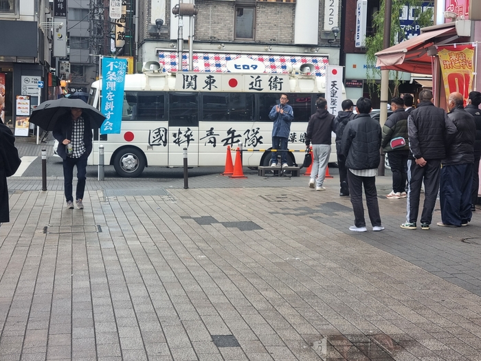 한동안 사라졌던 일본 극우의 시위. 최근 총리가 독도 이야기를 하자 소규모이지만 시위대가 나타났다. <임 원장 제공>