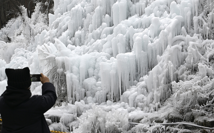 [포토뉴스] 달성군 비슬산 얼음동산 찾은 대구시민