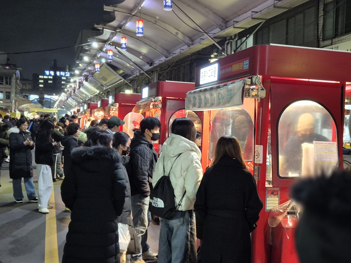 지난 27일 대구 중구 서문야시장이 방문객들로 북새통을 이루고 있다. 지난 11월 말 기준 서문야시장 누적 방문객 수는 93만9천명으로, 이미 지난해 전체 방문객 수를 뛰어넘었다. 이승엽기자