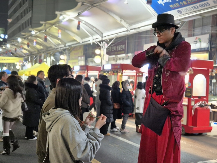 지난 27일 대구 서문야시장에서는 키다리 아저씨가 돌아다니며 방문객에게 빨대 풍선을 만들어줬다. 이승엽기자