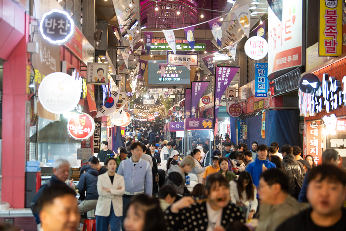 지난 4월25일부터 5월 31일까지 총 15회에 걸쳐 진행된 구미 달달한 낭만야시장에 20만 4천여명이 몰리며 큰 인기를 끌었다. 구미새마을중앙시장에서 열린 구미 달달한 낭만 야시장 모습. <구미시 제공>