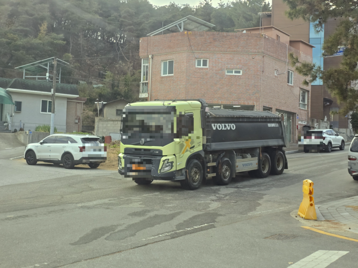 “마을 안 지난다더니”…구미 다송마을, 아파트 공사 차량 통행 계속