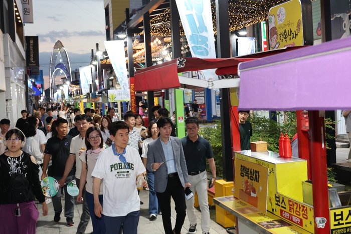 지난 8월14일부터 9월28일까지 매주 금·토·일 열린, 영일만친구 야시장에 12만 여명의 방문객이 찾았다. 지난 8월 이강덕 시장이 영일만친구 야시장을 둘러보고 있다. <포항시 제공>