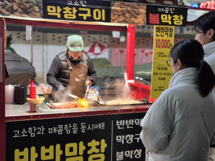 지난 27일 대구 서문야시장의 막창 매대. 다양한 연령층의 고객들로 줄이 길게 이어졌다. 이승엽기자