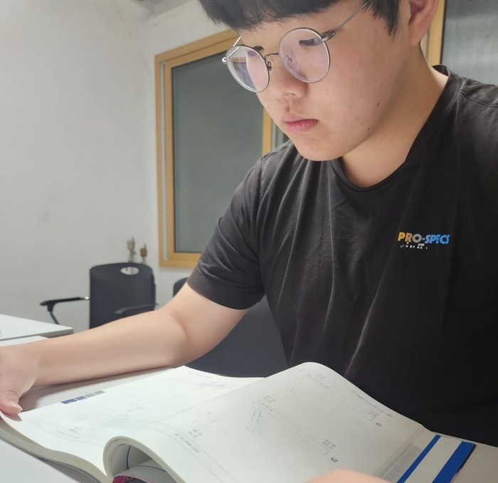 구미전자공고 천강성 군이 공부하고 있는 모습. <본인 제공>