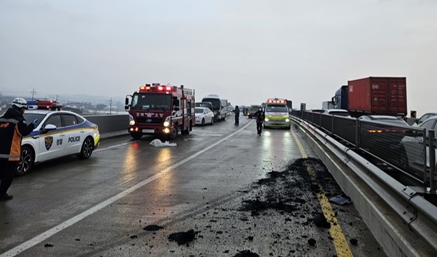 29일 국도3호선에서 발생한 연쇄 추돌 사고로 차량이 얽혀 있다(경북소방본부 제공)