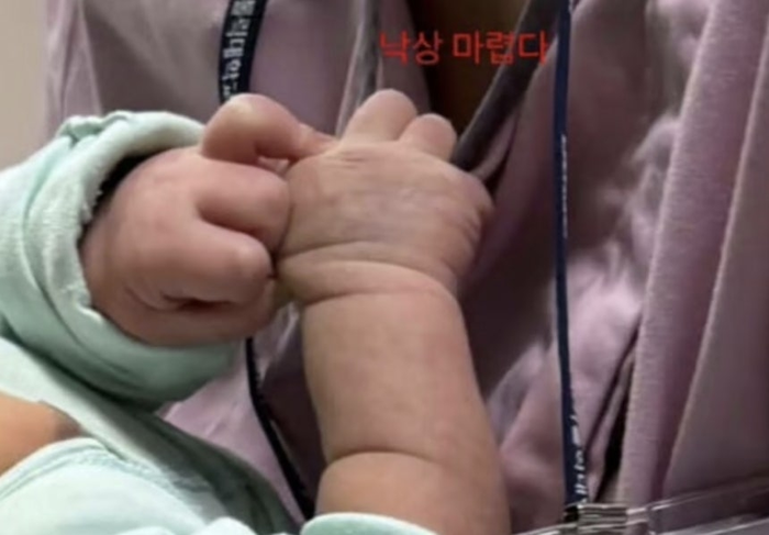 대구의 한 대학병원 신생아중환자실(NICU)에 근무 중인 간호사가 신생아를 향해 낙상 마렵다는 글을 올려 논란이 일었다. 온라인커뮤니티 캡처