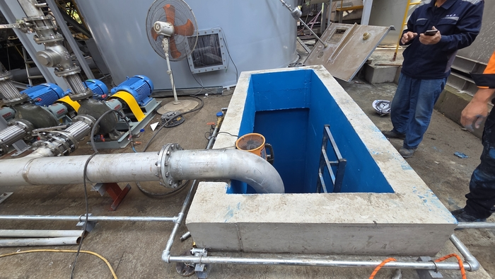 경주시 안강읍 두류공단 내 사고가 발생한 H아연 가공 업체 저수조 설비 외부 전경. 정부 부처 합동 감식이 진행되고 있다. 경북소방본부 제공