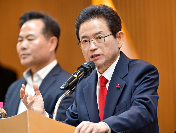 이철우 지사가 29일 2025 도정 주요 성과와 2026년 추진 방향을 발표하고 있다.<경북도 제공>