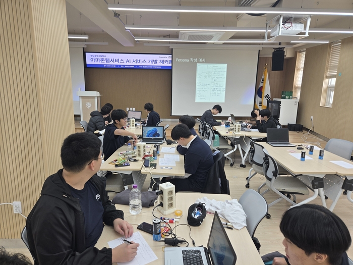 영남공고 학생들이 아마존웹서비스 AI 서비스 개발 해커톤 대회에 참가한 모습. <영남공고 제공>