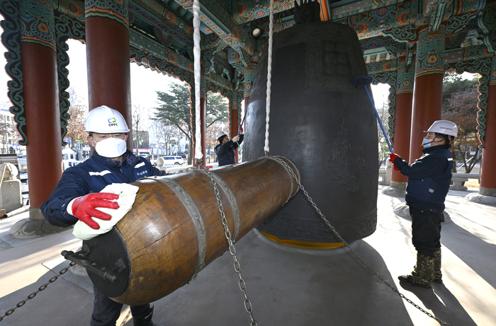[포토뉴스] 새해 앞두고 달구벌대종 청소하는 대구공공시설관리공단 관계자들