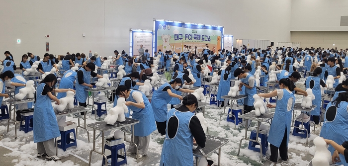 대구 엑스코에서 열린 대구 펫 쇼에 한국펫고 1학년 학생들이 진로 체험을 하고 있다. <한국펫고 제공>