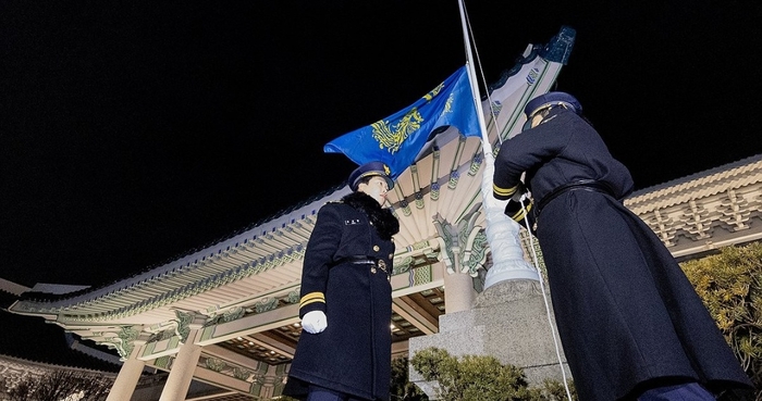 29일 청와대에서 근무자들이 봉황기를 게양하고 있다. 봉황기는 우리나라 국가수반의 상징으로, 대통령의 주 집무실이 있는 곳에 상시 게양된다. <연합뉴스>