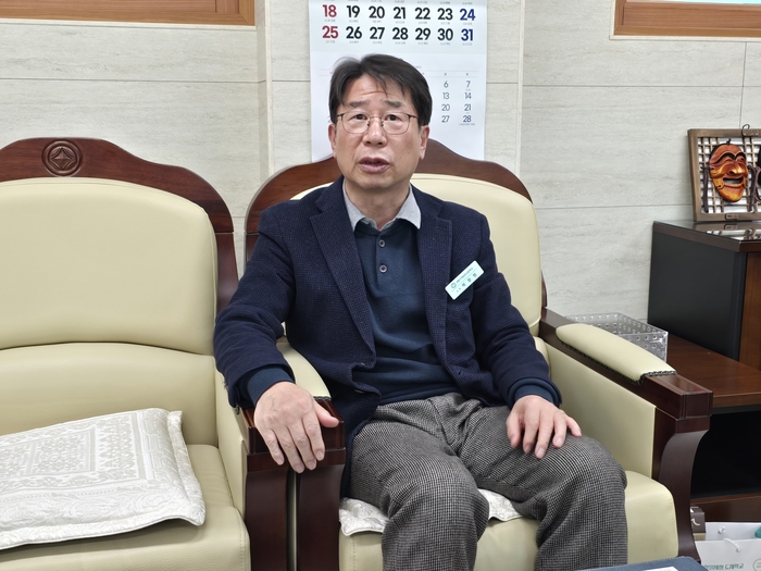 박창범 경북기계금속고 교장이 30일 교장실에서 협약형 특성화고 선정의 의미에 대해 설명하고 있다. 김현목 기자