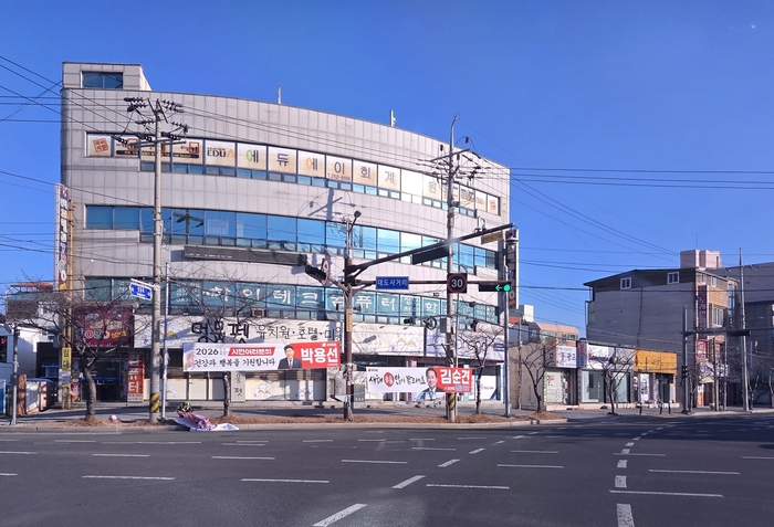 포항시 관계자가 30일 오전 거리에 내걸린 정치 현수막을 철거하고 있다. <전준혁 기자>