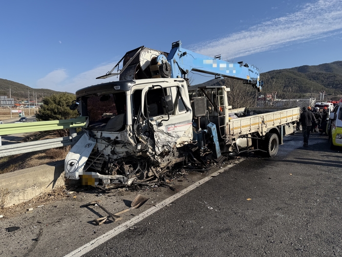 30일 오후 1시58분쯤 대구 군위군 효령면 간동삼거리 인근 도로서  SUV 차량과 5t 화물트럭이 충돌해 2명이 숨졌다. 사진은 사고가 난 화물트럭 모습. 대구소방 제공