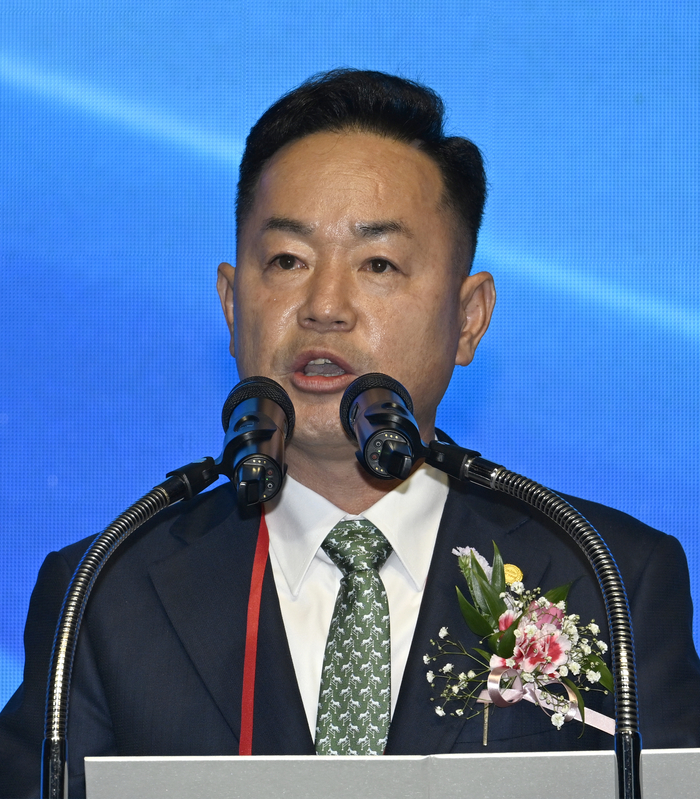 29일 오후 대구 수성구 호텔수성에서 열린 영남일보 CEO 아카데미 총동창회 제13·14대 회장 이·취임식에서 임상홍 14대 취임 회장이 취임사를 하고 있다. 이윤호기자 yoonhohi@yeongnam.com