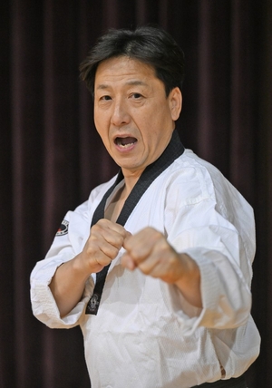 지난 25일 대구 경상공고 체육관에서 도복을 입은 임성욱 대구시태권도협회 상근부회장이 기합을 넣고 있다. 이지용기자