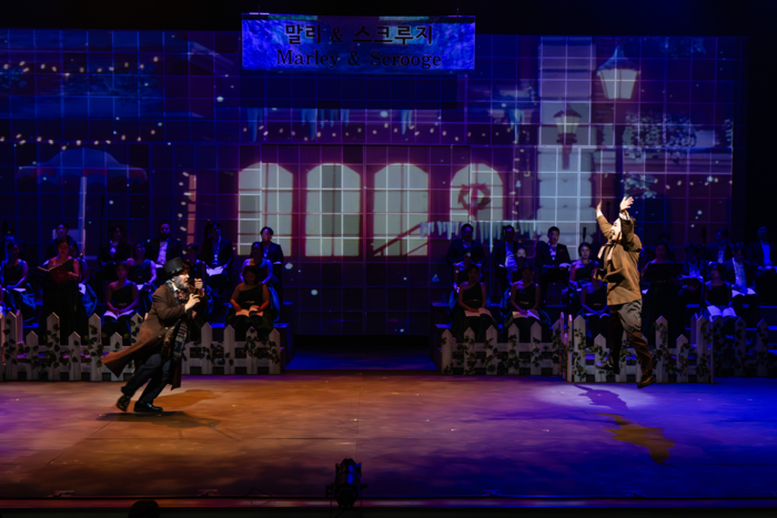 대구에서 프리랜서 배우로 활동하고 있는 박명선씨(사진 오른쪽)가 공연을 하고 있는 모습. 박명선씨 제공