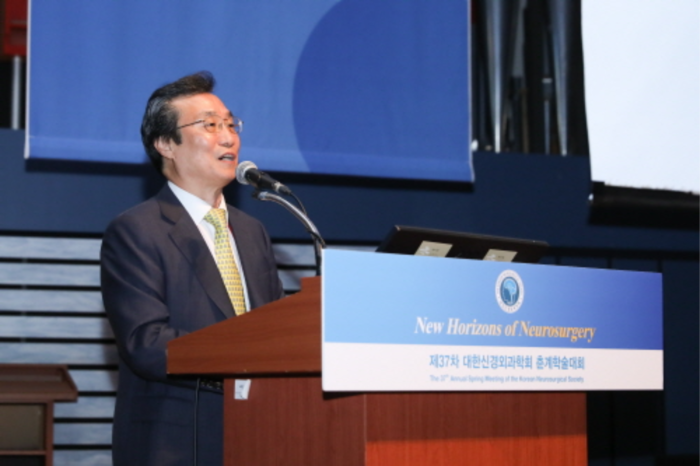 김오룡 교수가 대한신경외과학회에서 발표를 하고 있다.<경북도 제공>