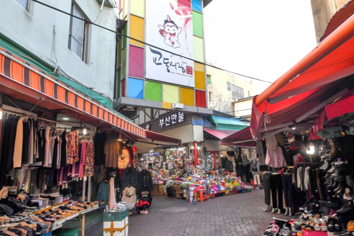오늘날의 교동시장 모습. 6·25전쟁 직후 피란민들이 PX 물품을 팔며 생계를 이어가던 공간은 현재 중구 도심 재래시장으로 명맥을 이어가고 있다. <영남일보 DB>