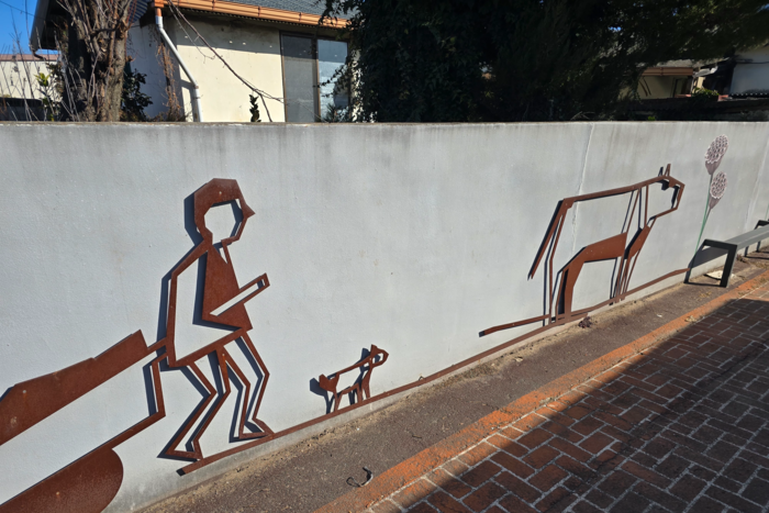 대구시 달성군 하빈면 봉촌리 마을이 정비를 통해 골목길 등의 벽에 피란민들의 모습을 형상화한 구조물이 설치돼 있다. 김현목기자