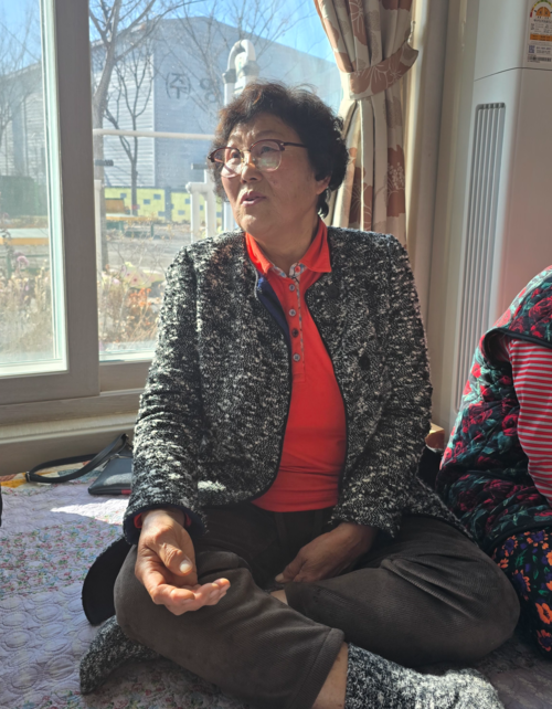 22일 대구시 달성군 하빈면 봉촌리 경로당에서 고계선 어르신이 1950~1960년대 마을 정착 과정을 이야기 하고 있다. 김현목기자