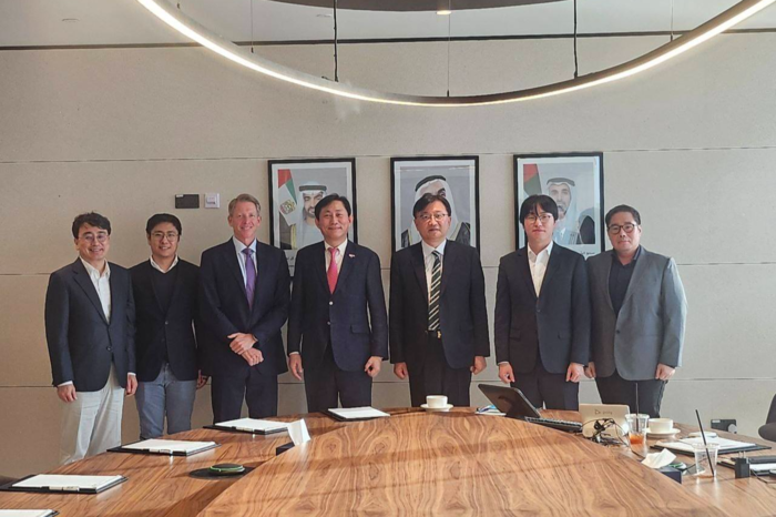 차인혁 교수가 아부다비 글로벌 투자 기업인 MGX 관계자들과 기념 촬영을 하고 있다. <경북도 제공>