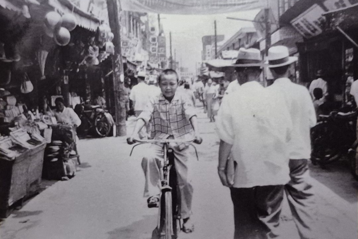 향촌문화관 상설 전시실에 전시된 1950~60년대에 촬영된 것으로 추정되는 교동시장 풍경. <향촌문화관 제공>
