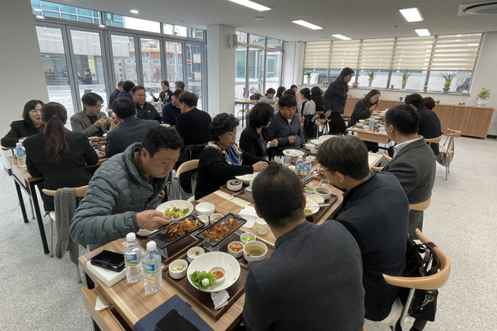 대구 북구 복현마을관리사회적협동조합이 운영하는 복현어울림센터 동관 1층 식당이 방문객들로 붐비고 있다. 조윤화기자