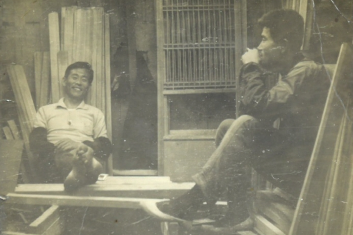 1960년대 당시 대구 북구 복현1동 모습을 담은 흑백사진. 사진 속 남성 2명이 가정집 또는 작업실로 추정되는 곳에서 이야기를 나누고 있다. <북구청 제공>