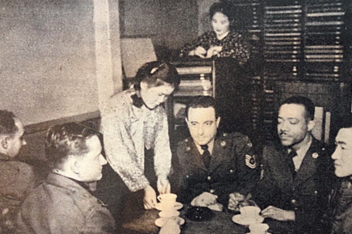 르네상스 음악감상실에서 미군들이 동료들과 함께 차를 마시는 모습. <영남일보DB>