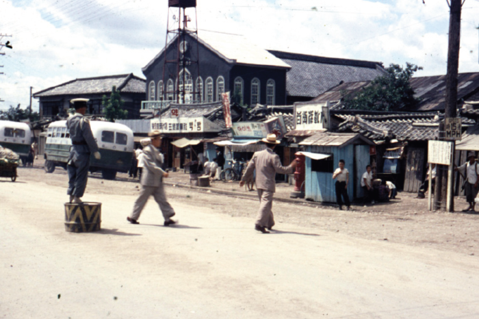 1957년 대구 중구 중심가에서 교통수신호하는 경찰관. <한국저작권위원회>