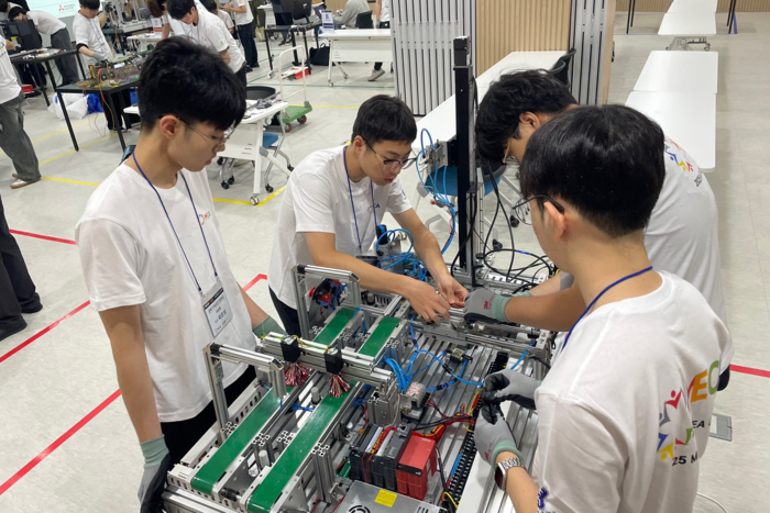 한국 미쯔비시 오토메이션 MECA KOREA CUP에 참가한 경북기계공고 학생들. <경북기계공고 제공>