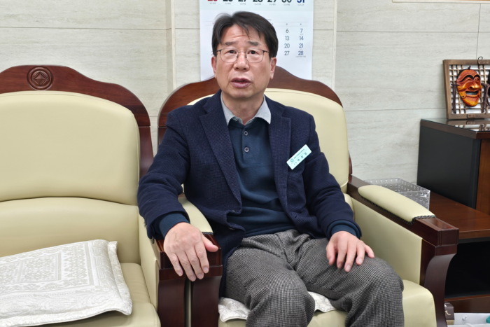 박창범 경북기계금속고 교장이 30일 교장실에서 협약형 특성화고 선정의 의미에 대해 설명하고 있다. 김현목기자