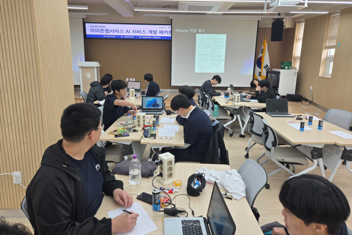 영남공고 학생들이 아마존웹서비스 AI 서비스 개발 해커톤 대회에 참가한 모습. <영남공고 제공>