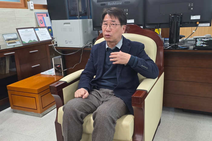 박창범 경북기계금속고 교장이 30일 교장실에서 협약형 특성화고 선정의 의미에 대해 설명하고 있다. 김현목기자