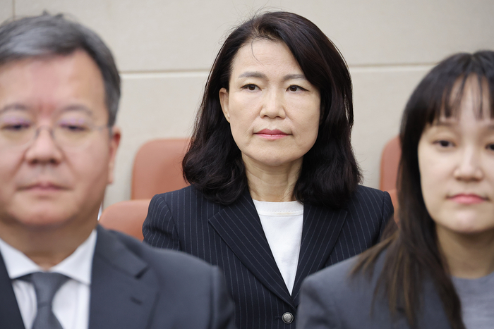 과방위 국감 출석한 이진숙 전 방송통신위원장
    (서울=연합뉴스) 류영석 기자 = 14일 서울 여의도 국회 과학기술정보방송통신위원회에서 열린 2025년도 국정감사에 이진숙 전 방송통신위원장이 출석해 있다. 2025.10.14
    ondol@yna.co.kr
(끝)


<저작권자(c) 연합뉴스, 무단 전재-재배포, AI 학습 및 활용 금지>