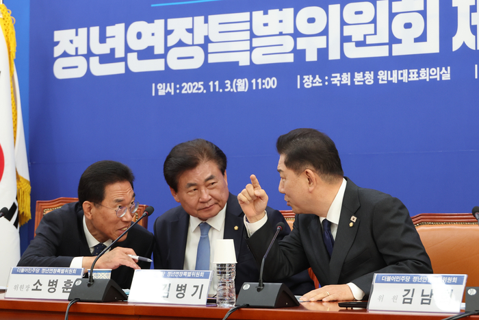 더불어민주당 김병기 원내대표가 3일 서울 여의도 국회에서 열린 정년연장특별위원회 제1차 본위원회의에서 소병훈 위원장(가운데), 김주영 간사(왼쪽)와 대화하고 있다. 연합뉴스