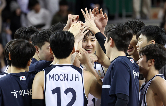 1일 강원 원주 DB프로미 아레나에서 열린 2027 국제농구연맹(FIBA) 월드컵 아시아 예선 1라운드 B조 2차전 한국과 중국의 경기. 한국 선수들이 승리를 확정지은 뒤 환호하고 있다. 연합뉴스