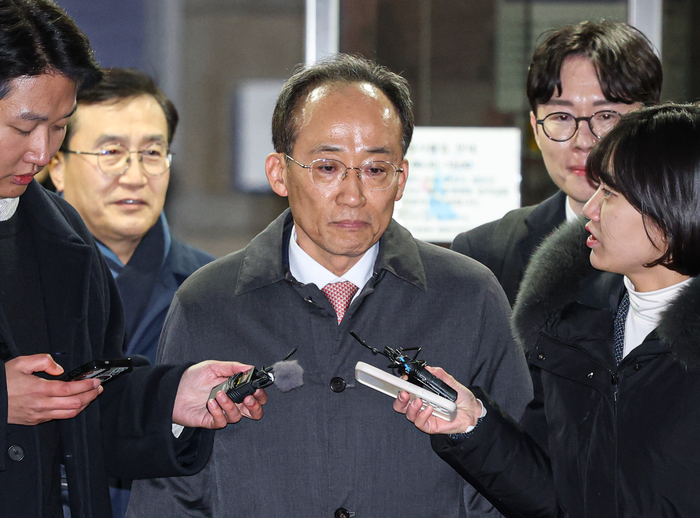 12·3 비상계엄 당시 국민의힘 원내대표 지위를 이용해 의원들의 계엄 해제 표결 참여를 방해한 혐의를 받는 국민의힘 추경호 의원이 2일 서울 서초구 서울중앙지방법원에서 열린 구속 전 피의자 심문(영장실질심사)을 마친 뒤 법정을 나서고 있다.  연합뉴스