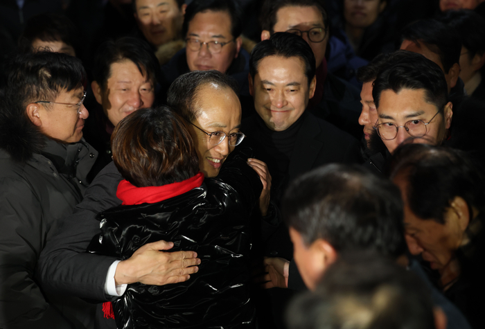 12·3 비상계엄 당시 의원들의 계엄 해제 표결 참여를 방해한 혐의를 받는 국민의힘 추경호 의원이 3일 구속영장이 기각돼 경기도 의왕 서울구치소를 나서고 있다. 연합뉴스